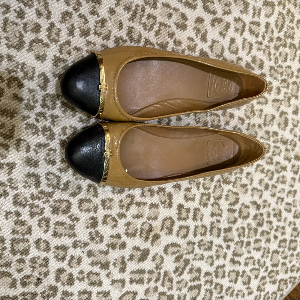 Black and tan Tory Burch 8.5 flats-gold emblem. Great condition, gently used.